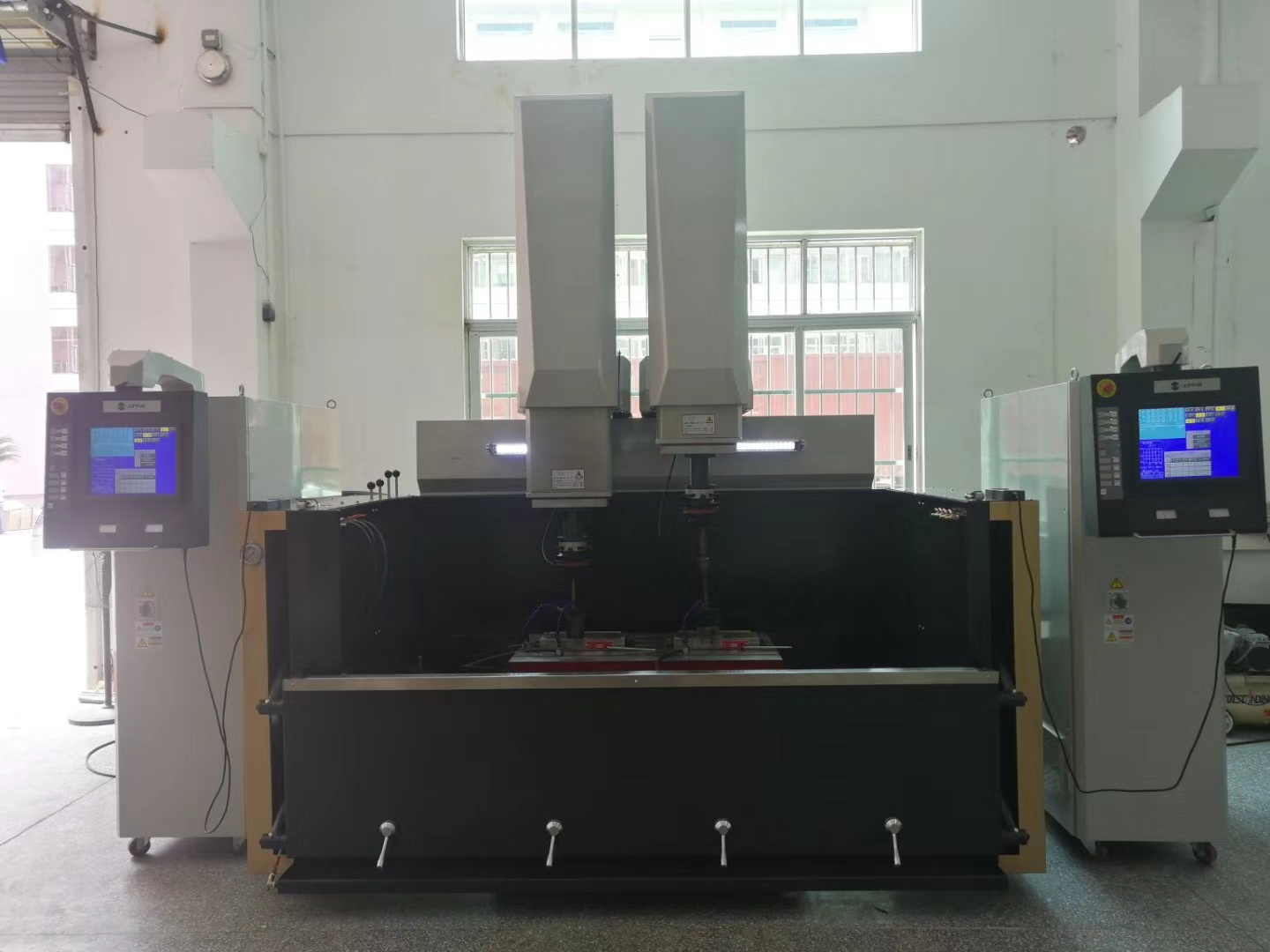 雙頭火花機(jī).jpg 雙頭火花機(jī).jpg